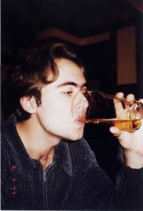 Rafael Reinehr tomando um pint de cerveja em Londres