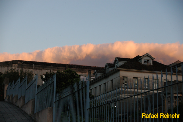 Nuvens engolem casarão